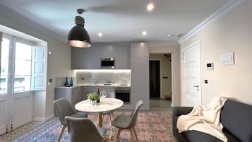 Apartemen Deluks, 2 kamar tidur, 2 kamar mandi | Dapur pribadi | Lemari es, kompor, dan mesin pembuat kopi/teh