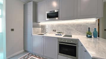 Apartemen Eksklusif, 1 Tempat Tidur Queen dengan tempat tidur Sofa, pemandangan kota | Dapur pribadi | Lemari es, kompor, dan mesin pembuat kopi/teh