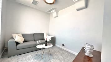 Apartemen Deluks, 1 Tempat Tidur Queen dengan tempat tidur Sofa, pemandangan laut | Area keluarga | Smart TV 70-inci dengan saluran TV digital dan layanan streaming