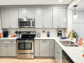 Refrigerador, microondas, horno y parrilla de estufa 