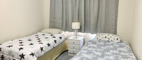 1 soverom, skrivebord, wi-fi (inkludert) og sengetøy