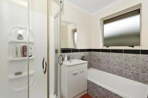 Dusche, Haartrockner, Handtücher, Seife