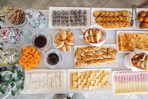 朝食 (ビュッフェ)、毎日提供 (無料)