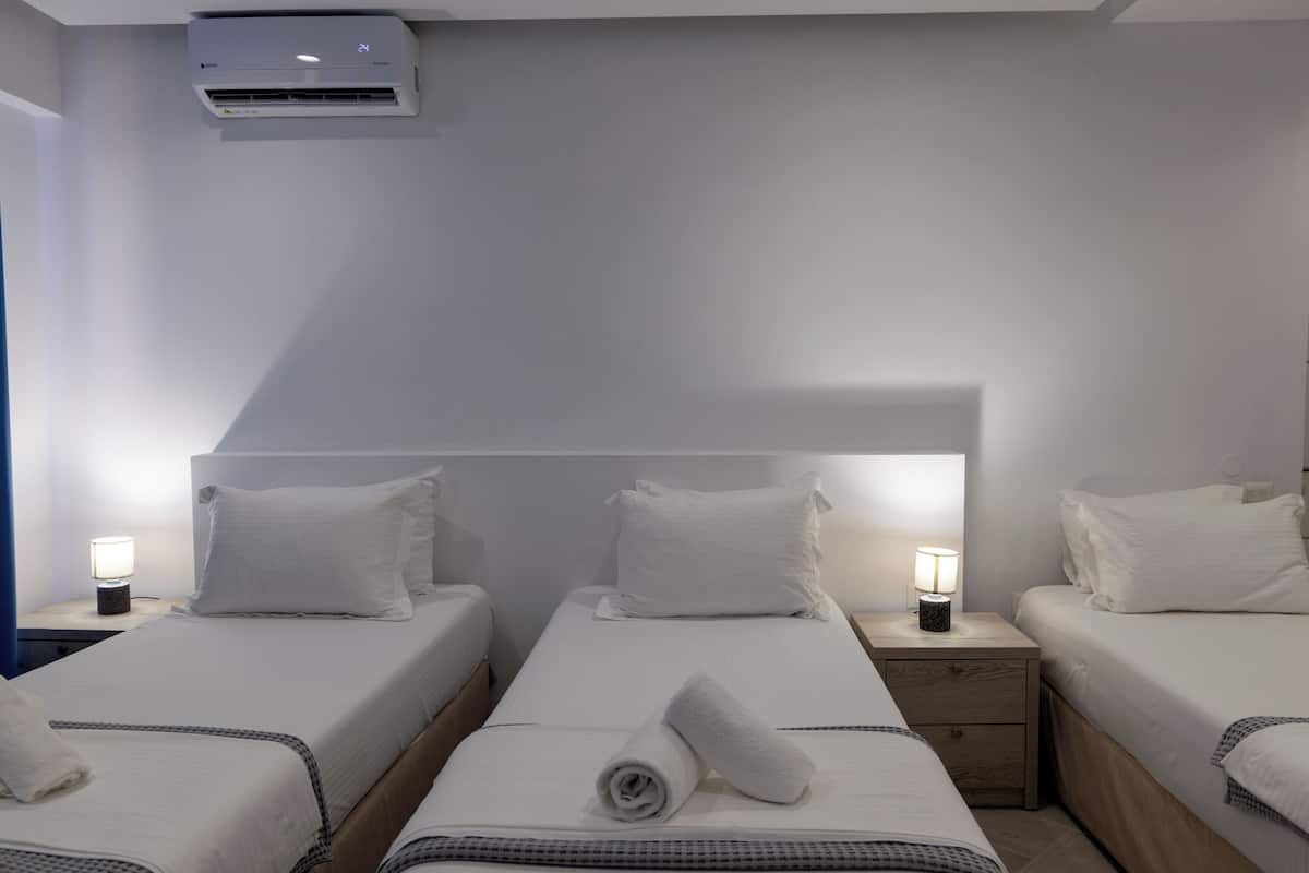 Triple Room with Side Sea View | Bed sheets