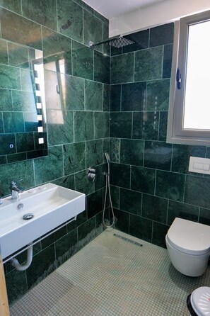 Shower, towels - Sea View Hotel (Sarandë)