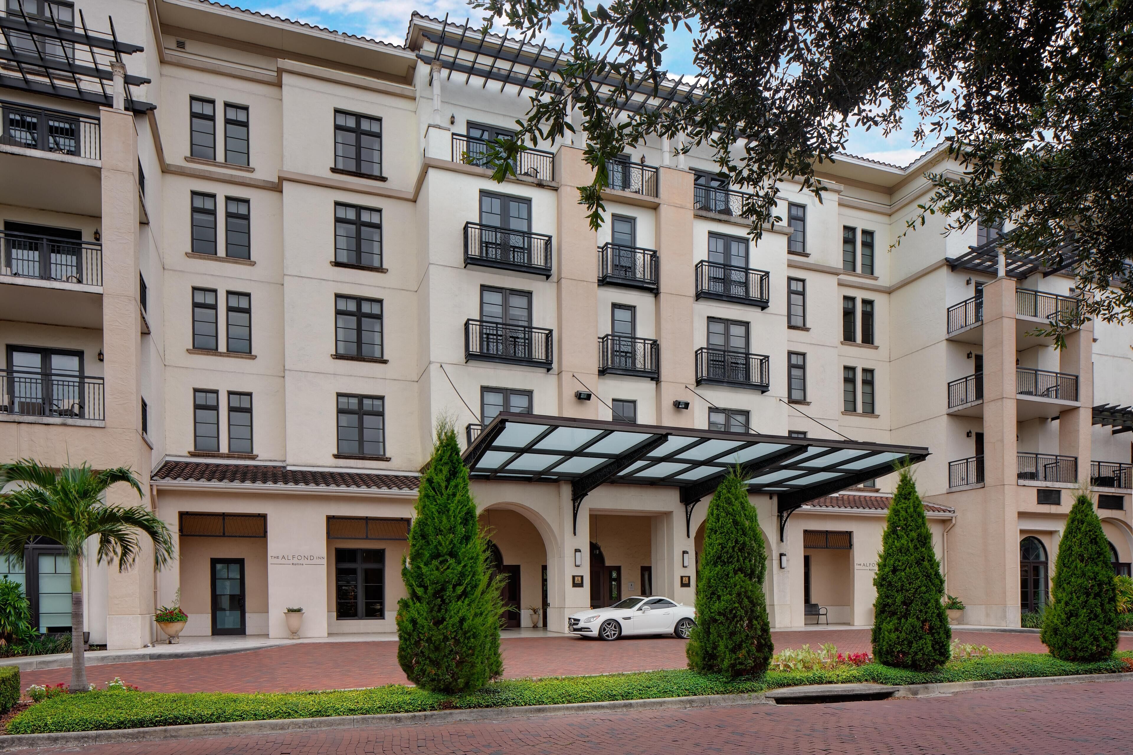 ADA Compliant Room - Contemporary Furnishings - Rooftop Pool - Close to Parks