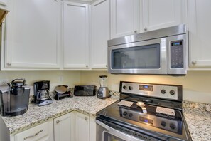 Réfrigérateur, four à micro-ondes, surface de cuisson, lave-vaisselle