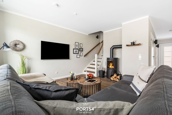TV, fireplace