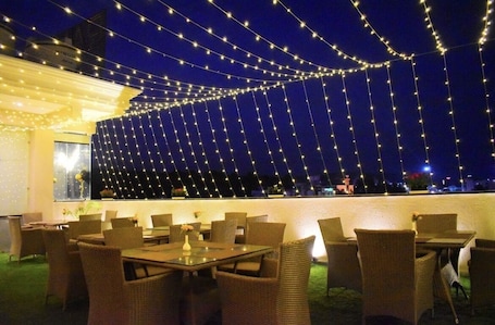 Restaurante. Hotel Ramaya Inn @ Har Ki Pauri Road