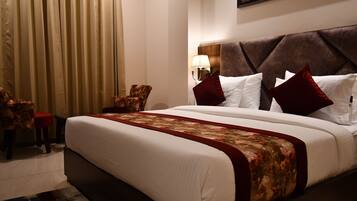 Deluxe Room | Premium bedding, down comforters, memory foam beds, in-room safe
