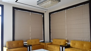 Una sala moderna con dos sofás, una mesa de centro de cristal y una araña.