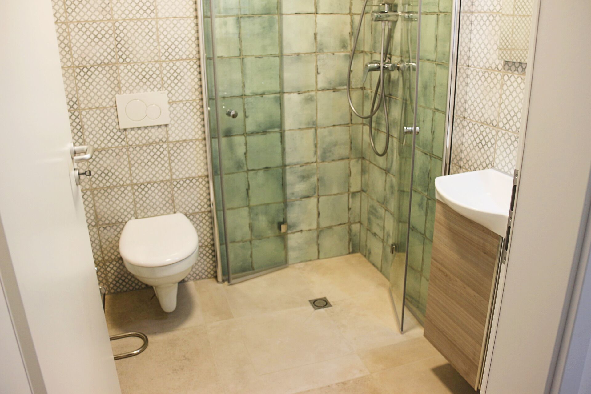 Une salle de bain comprenant des toilettes, un espace douche et un lavabo.