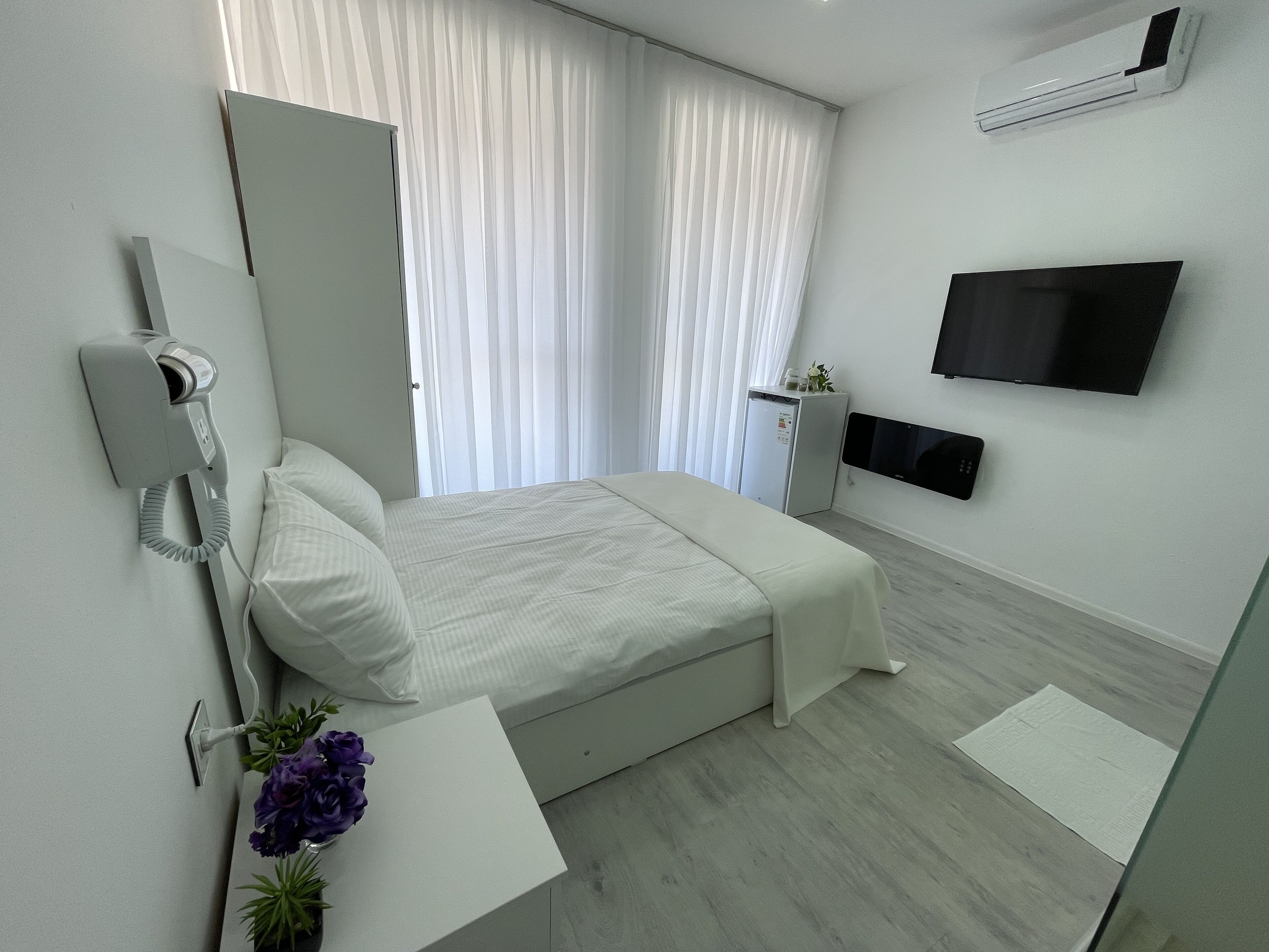 Escritorio y espacio para trabajar con laptop 