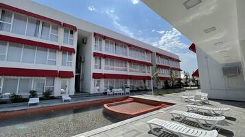 En säsongsöppen utomhuspool