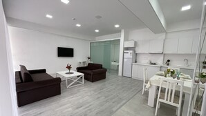 Deluxe Apartment | Meja, ruang kerja komputer riba, seterika/papan seterika, Wi-fi percuma 