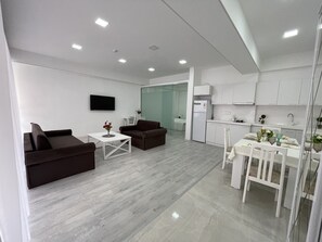 Deluxe Apartment | Desk, laptop workspace, iron/ironing board, free WiFi - La Maison Blanche Baku (Baku)