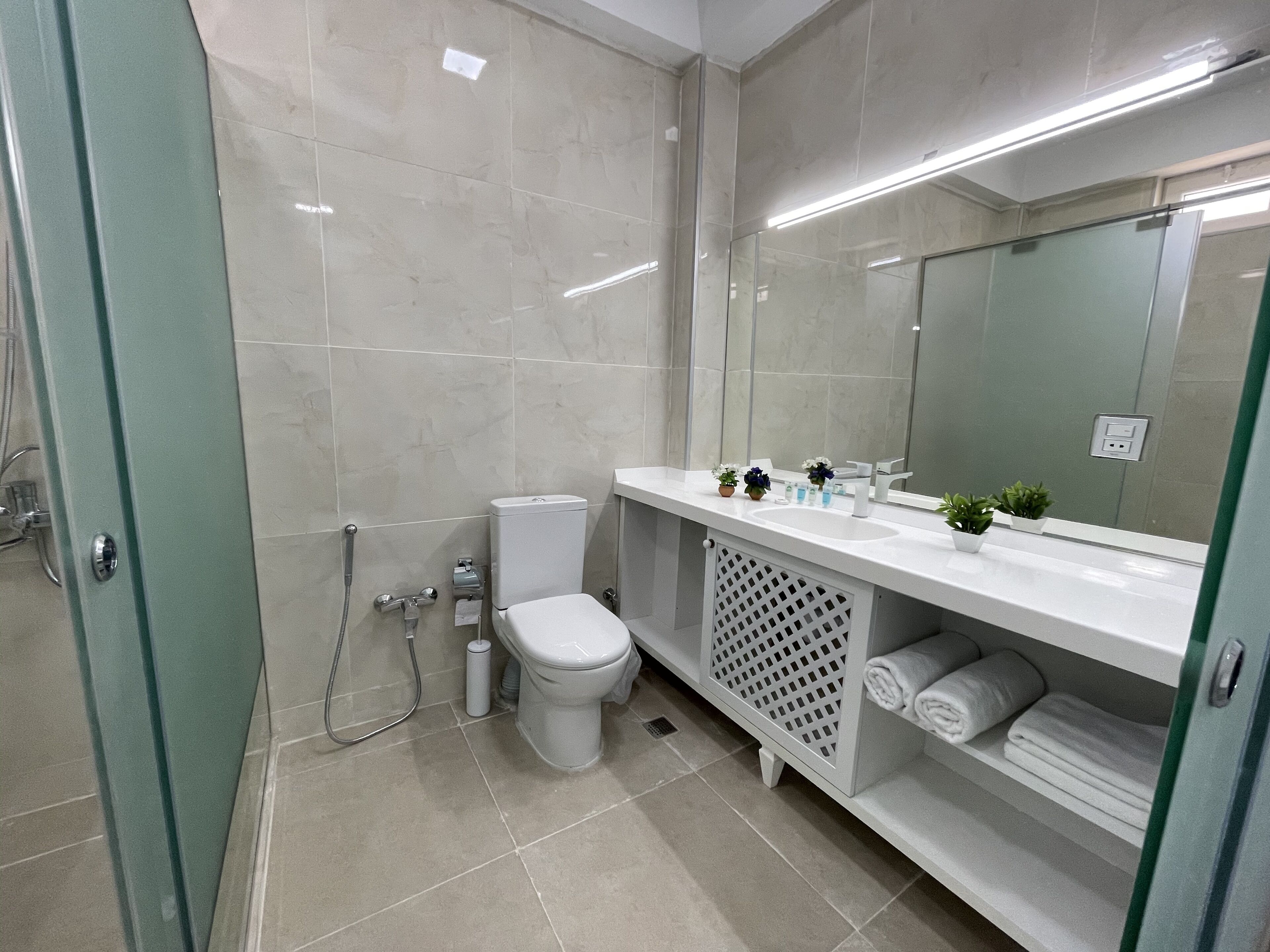 Studio Basic | Badrum | Dusch, regndusch, gratis toalettartiklar och hårtork