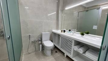 Studio Basic | Badrum | Dusch, regndusch, gratis toalettartiklar och hårtork