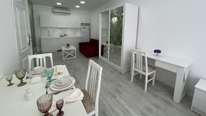 Basic Studio | Meja, ruang kerja komputer riba, seterika/papan seterika, Wi-fi percuma 