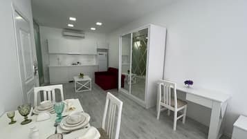 Estudio básico | Escritorio y espacio para trabajar con un portátil