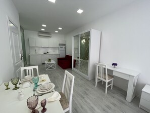 Basic Studio | Desk, laptop workspace, iron/ironing board, free WiFi - La Maison Blanche Baku (Baku)
