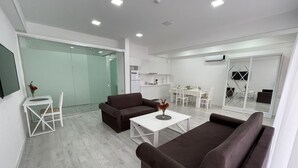 Deluxe Apartment | Meja, ruang kerja komputer riba, seterika/papan seterika, Wi-fi percuma 