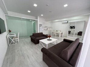 Deluxe-Apartment | Schreibtisch, laptopgeeigneter Arbeitsplatz, Bügeleisen/Bügelbrett