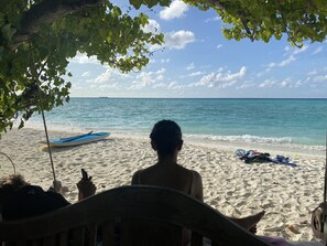 På stranden, solstolar och strandhanddukar