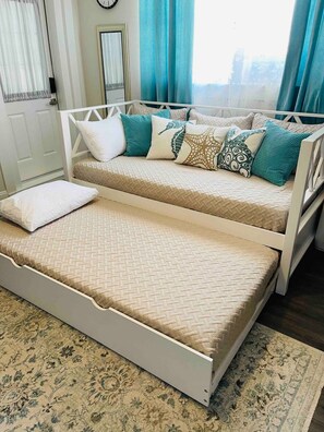 1 habitación, escritorio, tabla de planchar con plancha y cuna de viaje 