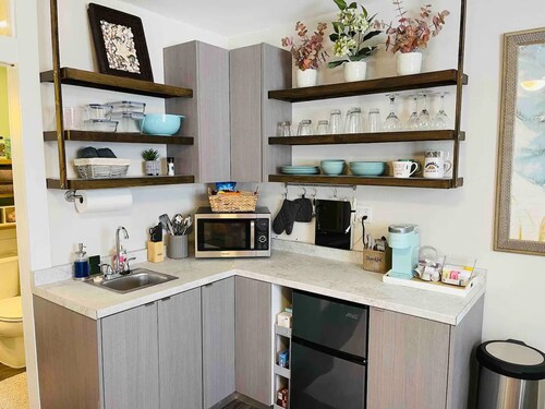 Coastal Chic Suite w/ Kitchenette & Private Entrance