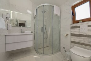 Shower, towels - Villa Dina (Nin)