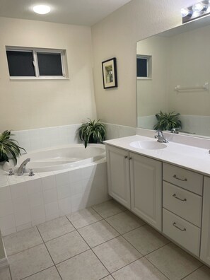 Combined shower/tub, hair dryer, towels, soap - Heavenly Pool Home on a Golf Course (Bradenton)