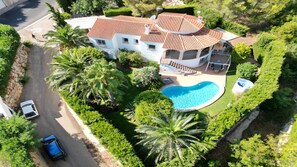 A house with a swimming pool, surrounded by lush greenery and palm trees. - T-0422, Amanecer, new furnished villa with private pool (Dènia)