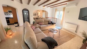 TV, fireplace, stereo