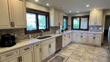 冷蔵庫、電子レンジ、オーブン、コンロ