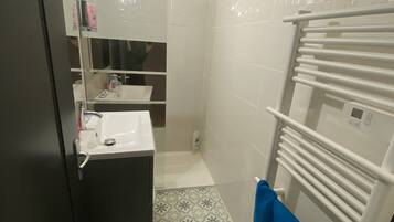 Baignoire, sèche-cheveux, bidet