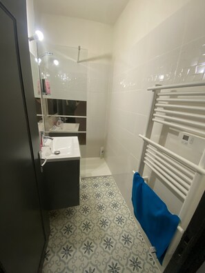 Bañera, secador de pelo y bidé