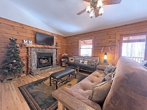TV, fireplace, DVD player - Miracle Mountain Cabin (Bryson City)