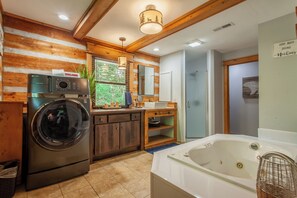 Bañera, bañera de hidromasaje, toallas