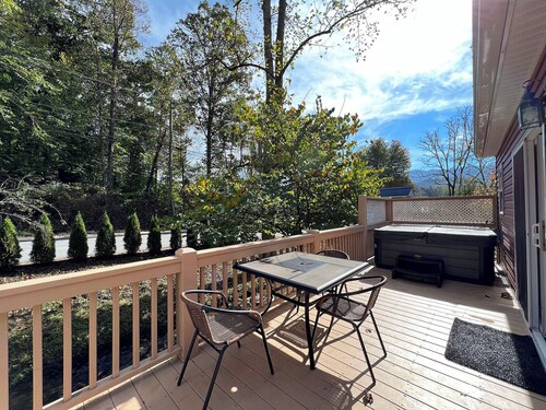 Snuggled Inn Modern, Creekside Cottage near the Heart of Bryson City!