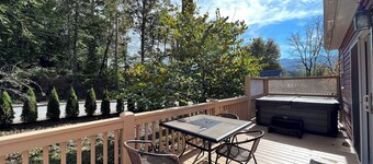 Snuggled Inn Modern, Creekside Cottage near the Heart of Bryson City!