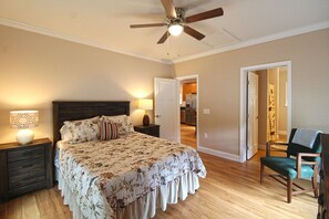 1 bedroom, WiFi, bed sheets - Snuggled Inn Modern, Creekside Cottage near the Heart of Bryson City! (Bryson City)