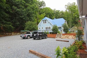 Exterior - Snuggled Inn Modern, Creekside Cottage near the Heart of Bryson City! (Bryson City)