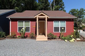Exterior - Snuggled Inn Modern, Creekside Cottage near the Heart of Bryson City! (Bryson City)