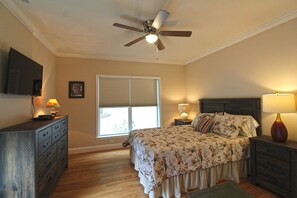 1 bedroom, WiFi, bed sheets - Snuggled Inn Modern, Creekside Cottage near the Heart of Bryson City! (Bryson City)