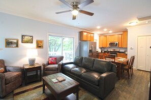 TV, fireplace, DVD player - Creekside Delight- Bryson Village (Bryson City)