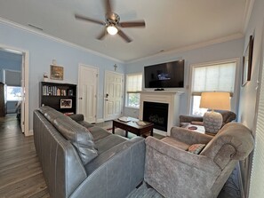 TV, fireplace, DVD player - Creekside Delight- Bryson Village (Bryson City)