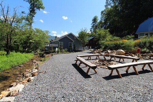 Creekside Delight Beautifully Equipped Creekside Cottage