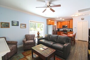 Fernseher, Kamin, DVD-Player