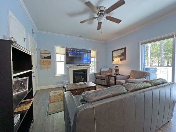 Fernseher, Kamin, DVD-Player